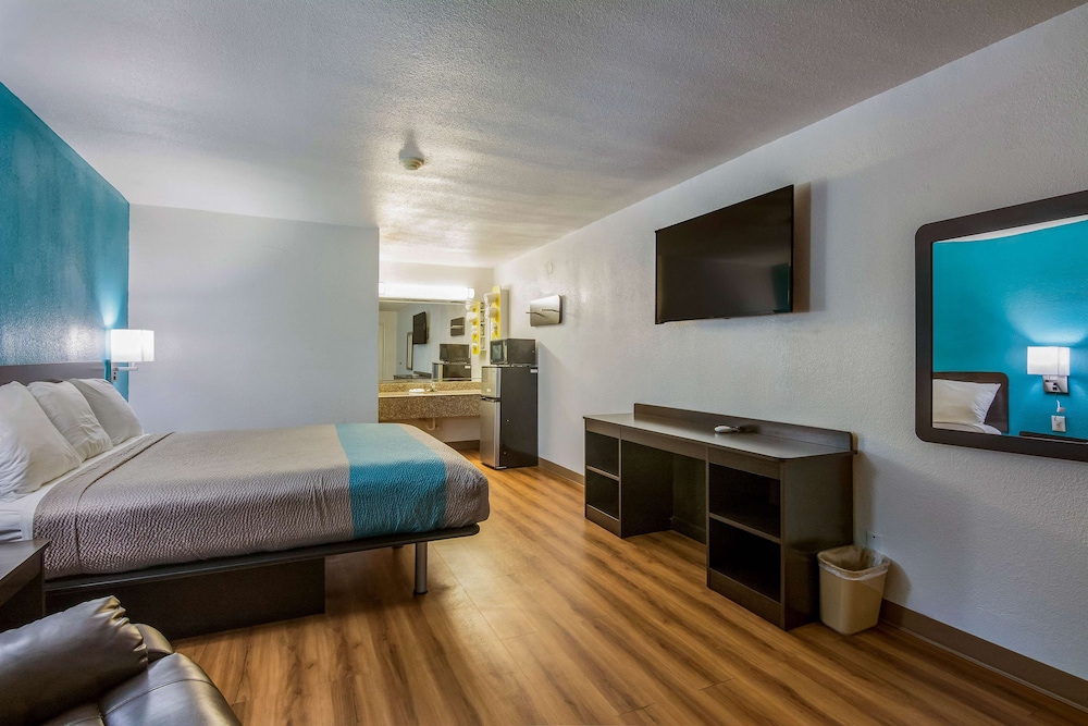 Standard Room, 1 King Bed, Non Smoking - Photo 2