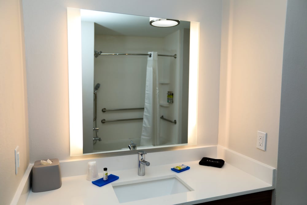 Standard Room, 2 Queen Beds, Accessible (Communications, Mobility, Access Tub) - Photo 5