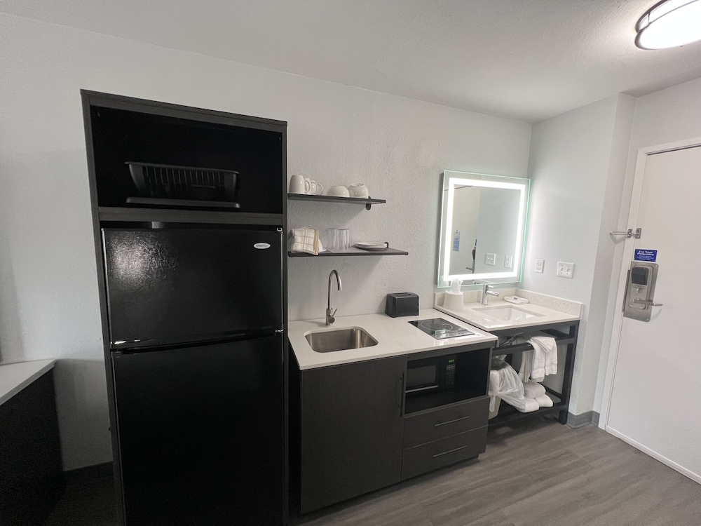 Standard Room, 1 Queen Bed, Non Smoking, Kitchenette - Photo 3