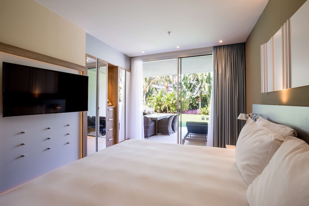 Suite, 2 Bedrooms, Balcony, Pool View photo