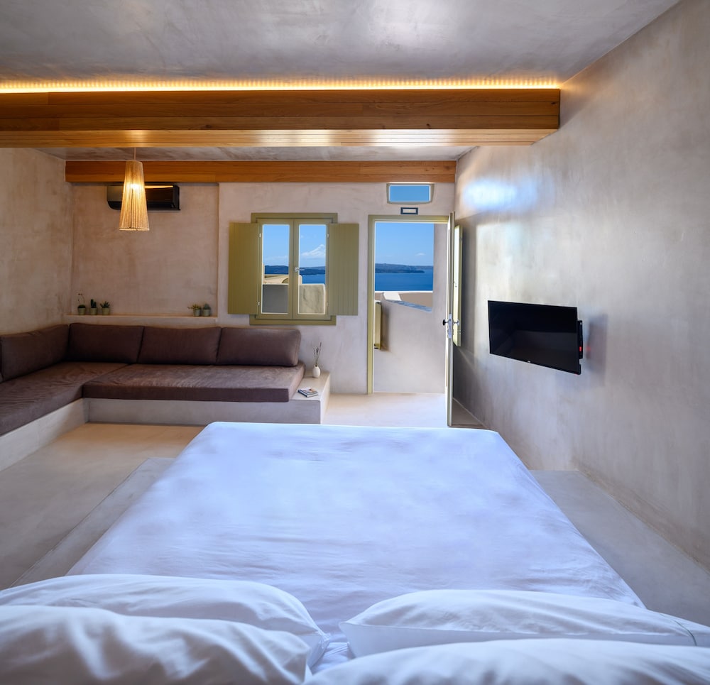 Aether Suite with Outdoor heated Jacuzzi & Caldera View photo 1