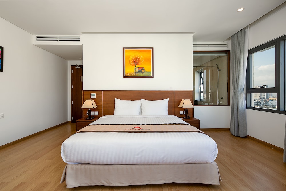 Suite, 1 King Bed photo 3