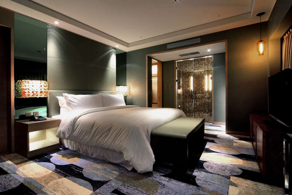 Executive Suite, 1 King Bed - Photo 7