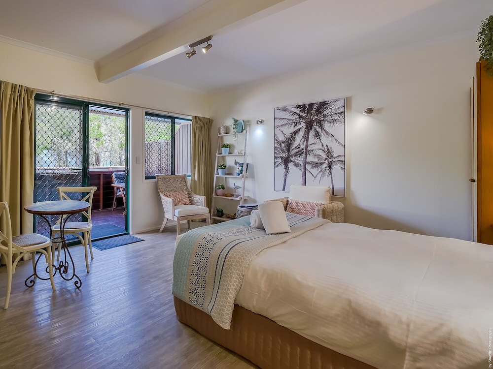 Deluxe Studio, 1 Queen Bed, Pool View - Not Pet Friendly, photo 6