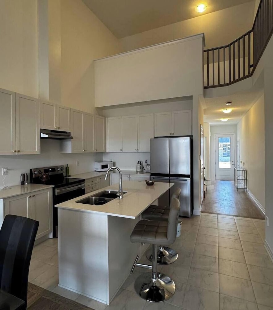 Classic Townhome, 3 Bedrooms, Kitchen, Courtyard View photo 2