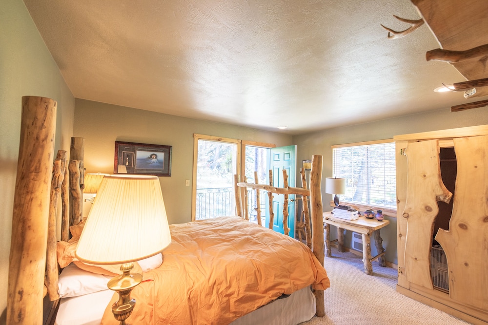 Standard Room, 1 Queen Bed, Non Smoking, Balcony (Upstairs Private Bath) photo 1