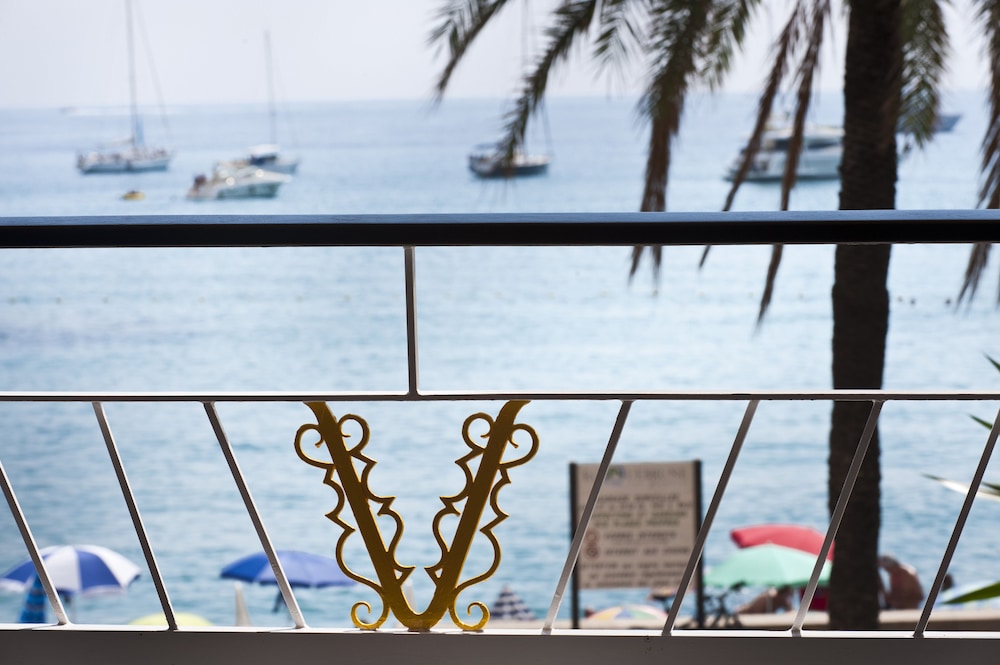 Deluxe Room, 1 Queen Bed, Balcony, Sea View - Photo 11