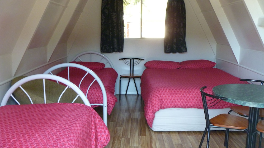 Standard Chalet, 1 Bedroom (Standard Chalets Sleeps4) photo 1