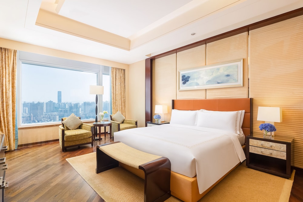 Club Executive King Bed Suite - Photo 3