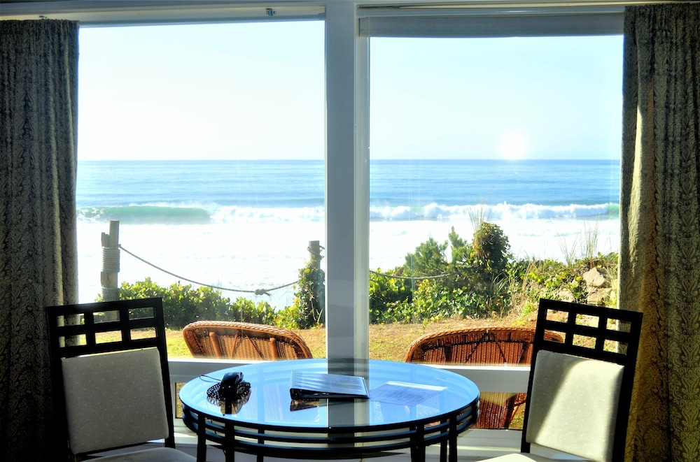 Romantic Room, 1 Queen Bed, HOT TUB, Oceanfront (Access via Stairs) photo 2
