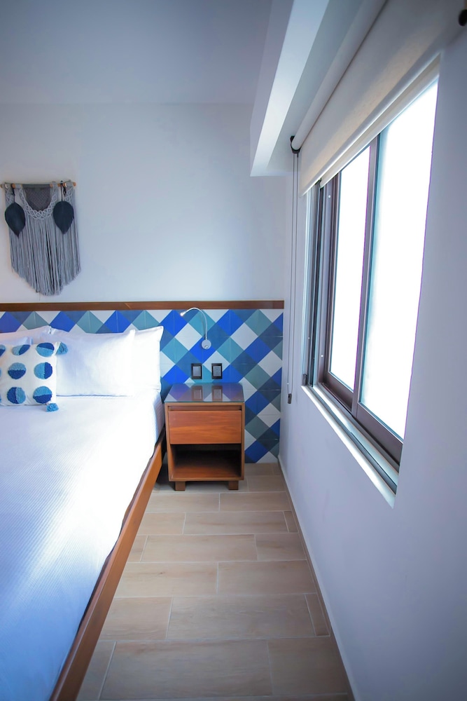 Superior Room, 1 Queen Bed, Refrigerator - Photo 15