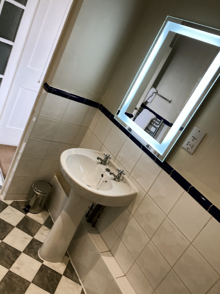 Deluxe Twin Room, Ensuite - Photo 5