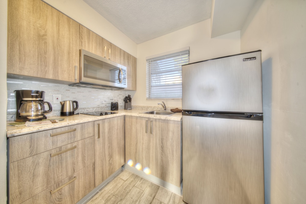 Deluxe Studio, 1 King Bed, Kitchen