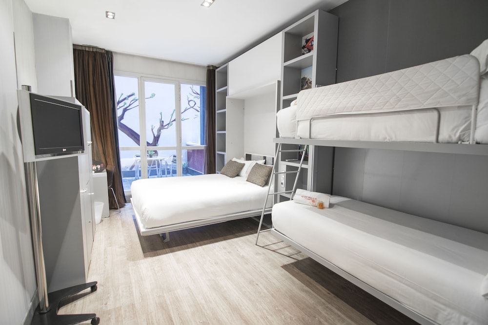 Quadruple Room - Photo 1