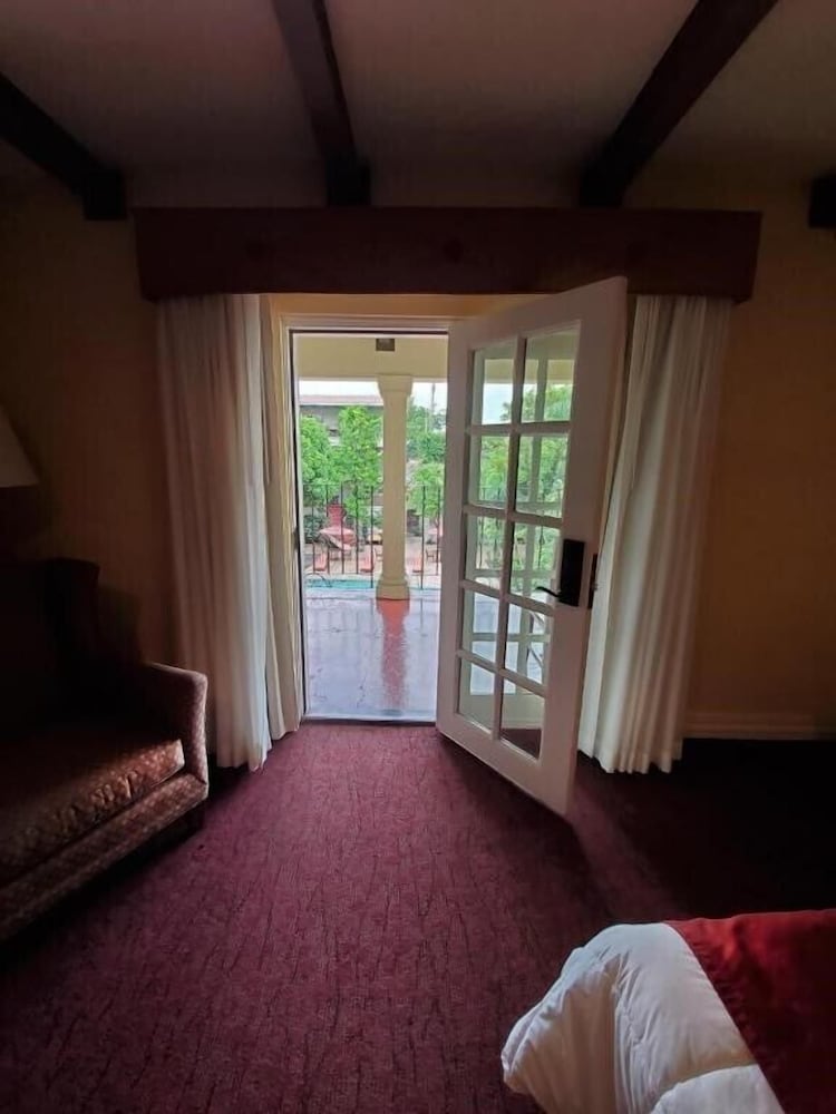 Club Room, 1 King Bed, Balcony