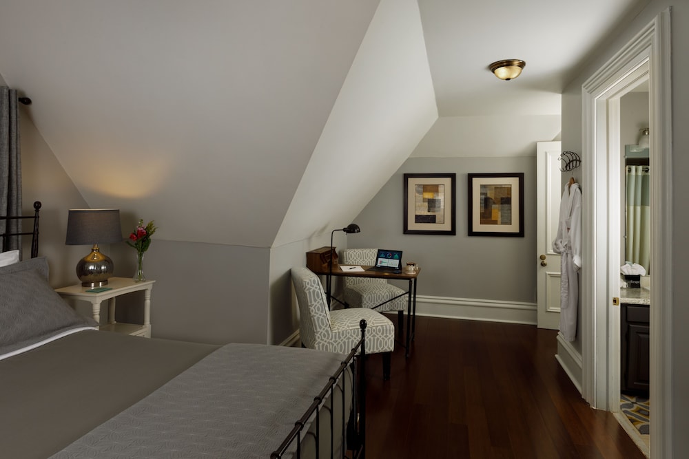 Signature Room, 1 King Bed, Fireplace (8) photo 3