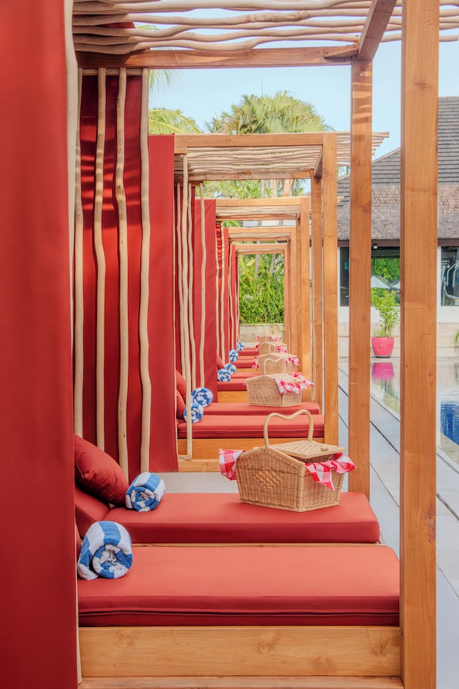 Balcony Suite (with Poolside Cabana)