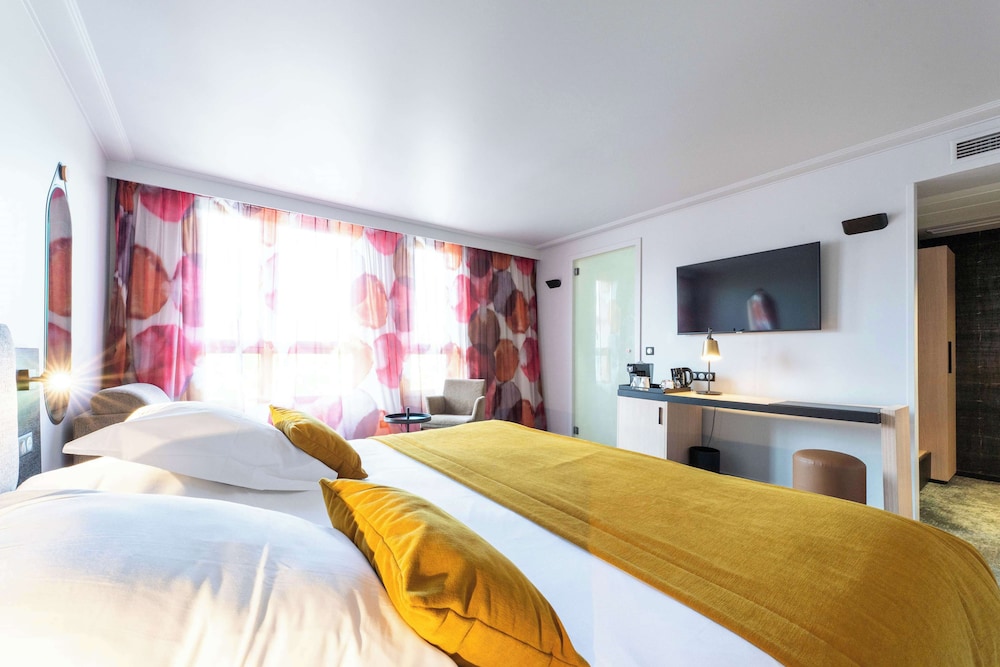 Executive Room, 1 Queen Bed, Smoking (Larger Room) - Photo 4