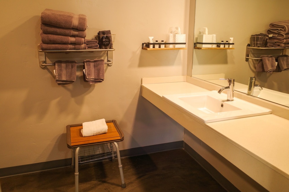 King Queen Queen ADA Suite photo 2