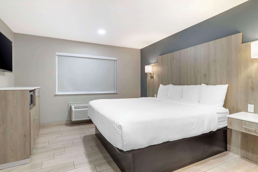 Suite, 1 King Bed, Accessible, Non Smoking (with Single Sofabed)