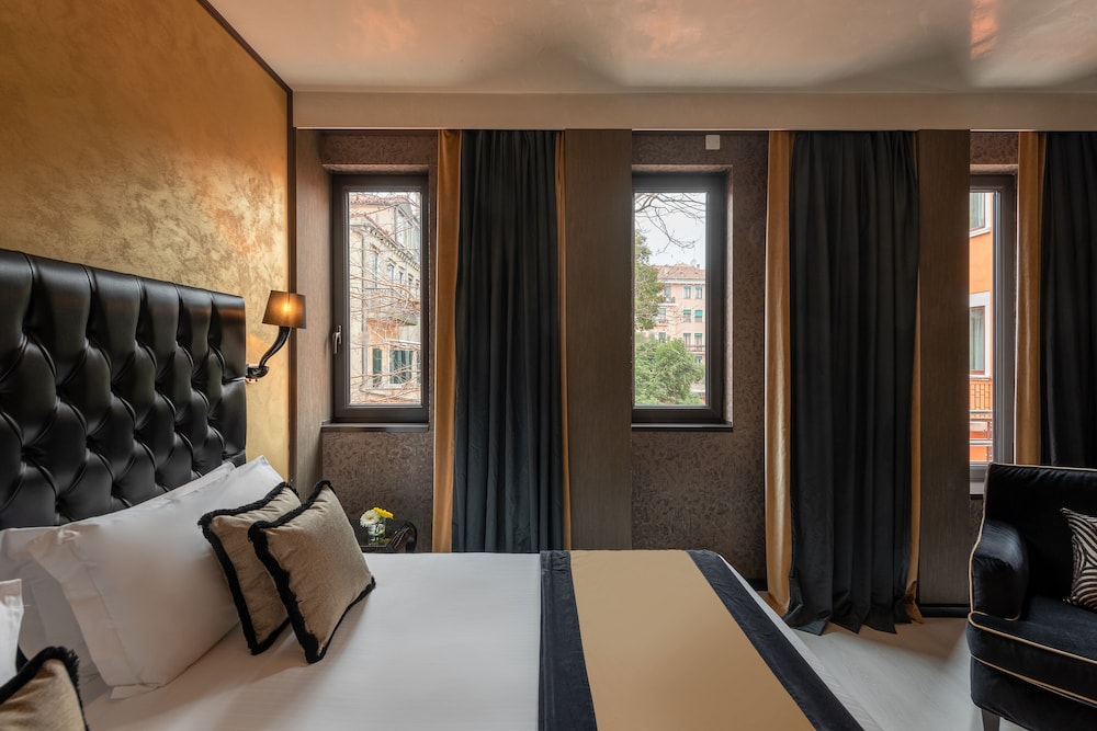 Superior Double or Twin Room photo 3