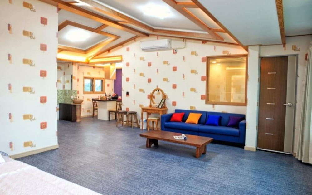 Room (Building 1 Room 202 (seawater grass h)