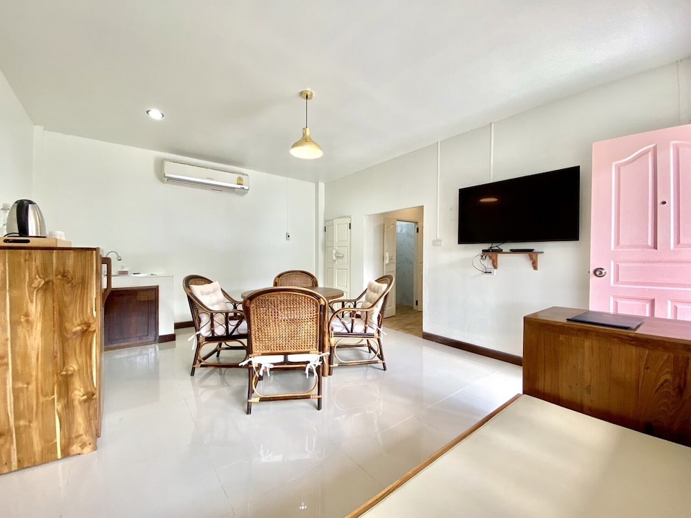Deluxe Room, Multiple Beds - Photo 13