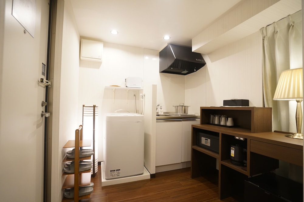 Basic Studio, 1 King Bed, Non Smoking, Kitchen photo 2