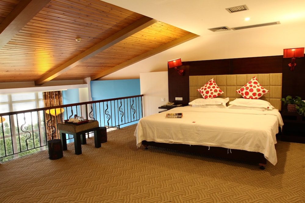 Deluxe Suite, 1 King Bed, River View photo 2