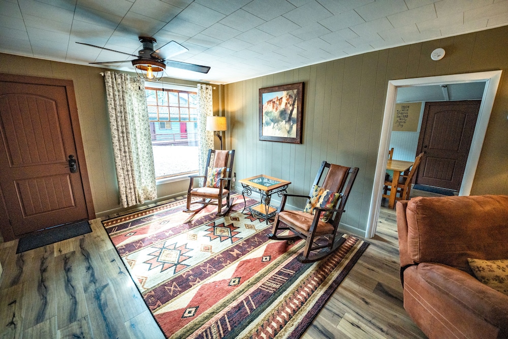 Centennial Cabin, Riverfront Deck, 2 Queen Bedroom, Kitchen
