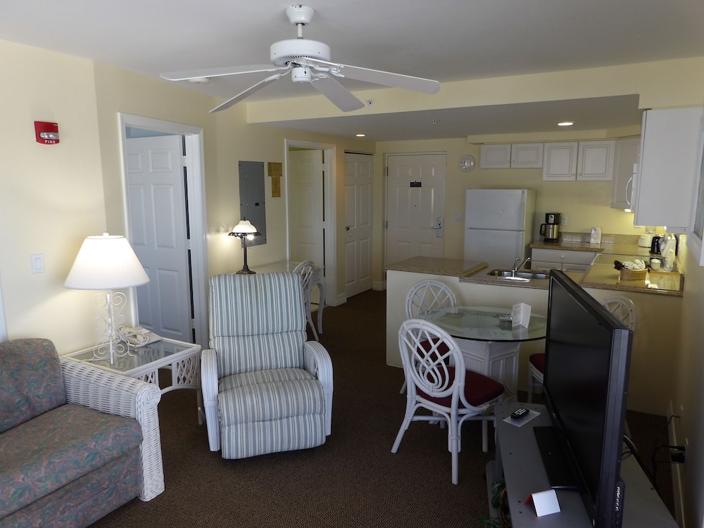 Apartment, 1 King Bed, Partial Ocean View