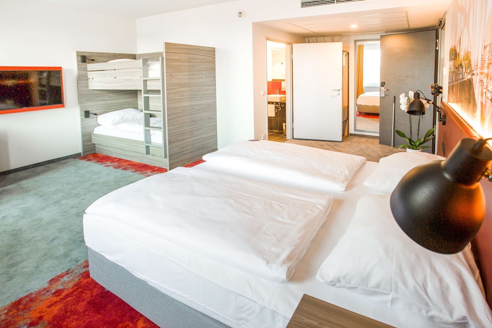 Standard Room, Multiple Beds - Photo 5