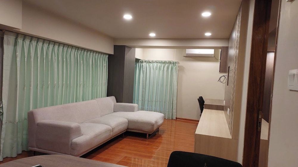 Premier Apartment, 1 King Bed, Kitchenette photo 1