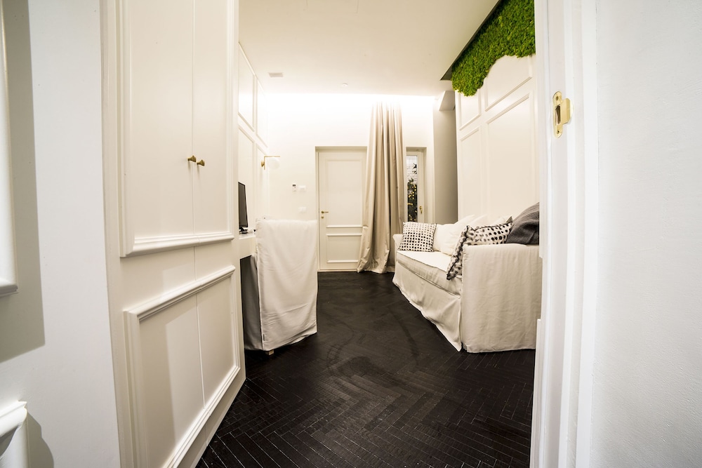 Design Suite, 1 King Bed with Sofa bed, Private Bathroom, Courtyard View photo 3