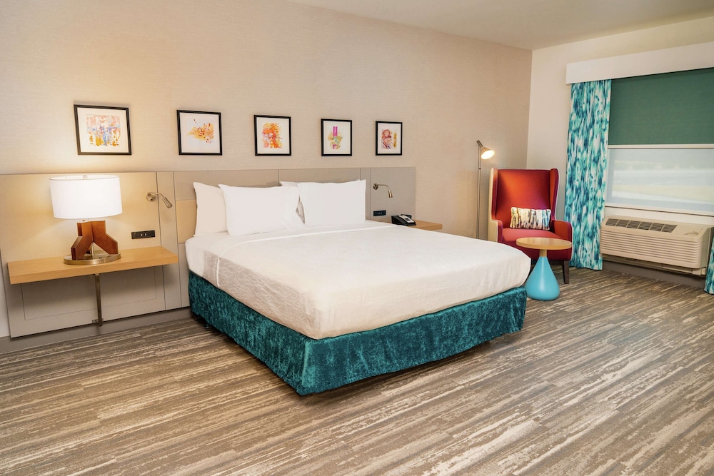 Room, 1 King Bed (Drinks & Snacks)