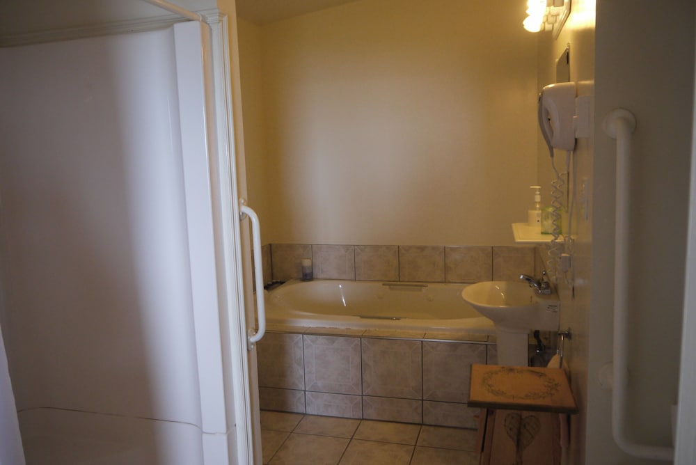 Romantic Cottage, 1 Bedroom, Ocean View (Shontelle) photo 3