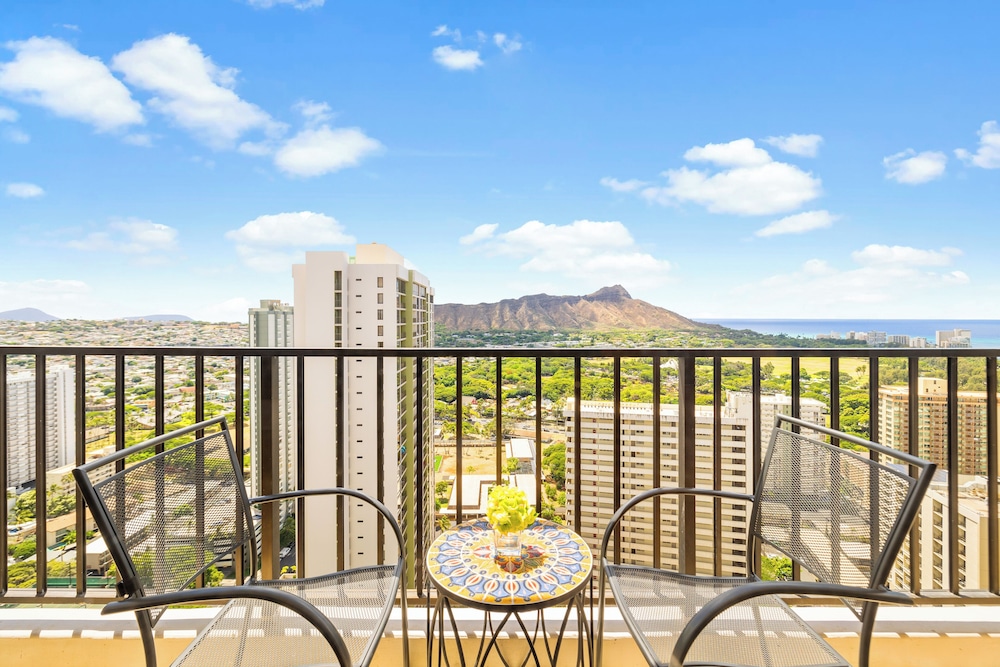 Diamond Head and Ocean views with King Bed and Parking: Condo, 1 Bedroom, Air conditioning, Ocean View (0146) photo
