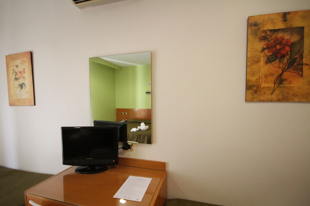 Standard Quadruple Room - Photo 9