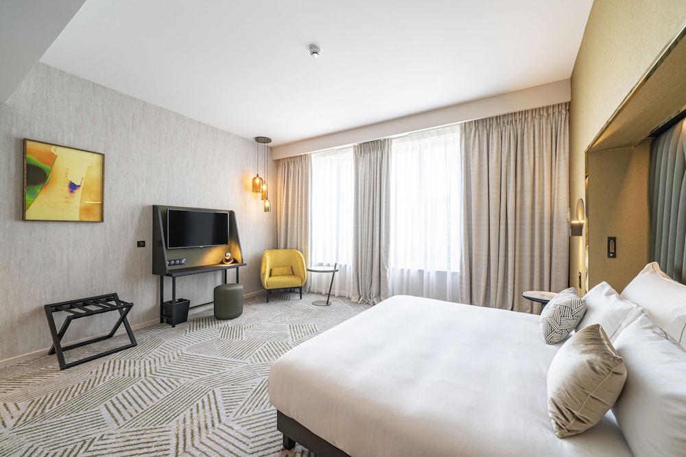 Room, 1 King Bed (Cathedral View) - Photo 4