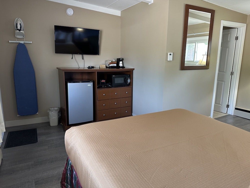 Room, 1 Queen Bed, Non Smoking, Refrigerator & Microwave - Photo 8