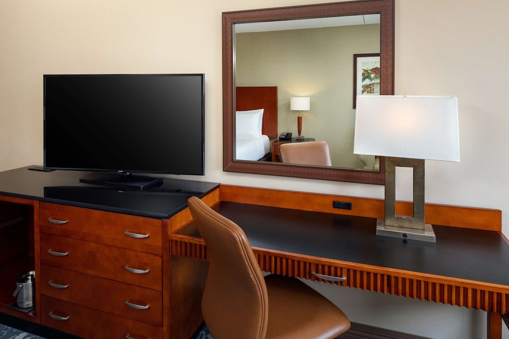 Executive Room, 1 King Bed, Accessible (Roll-in Shower) - Photo 2