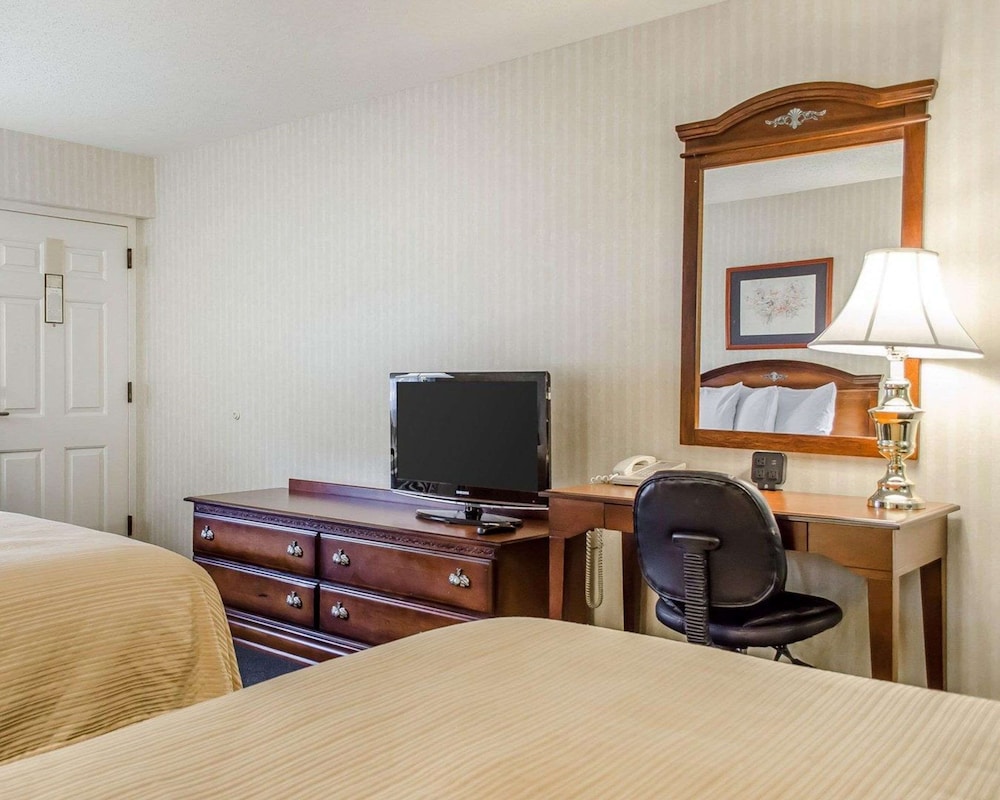 2 Queen Beds 2nd Floor Non Smoking Room photo 1