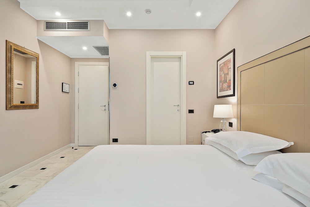 Standard Double Room - Photo 12