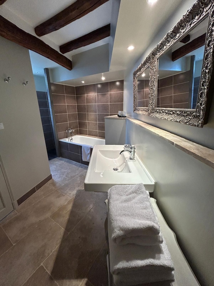 Luxury Suite photo 3