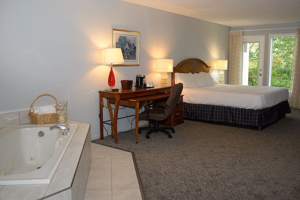 Deluxe Room, Jetted Tub photo 2