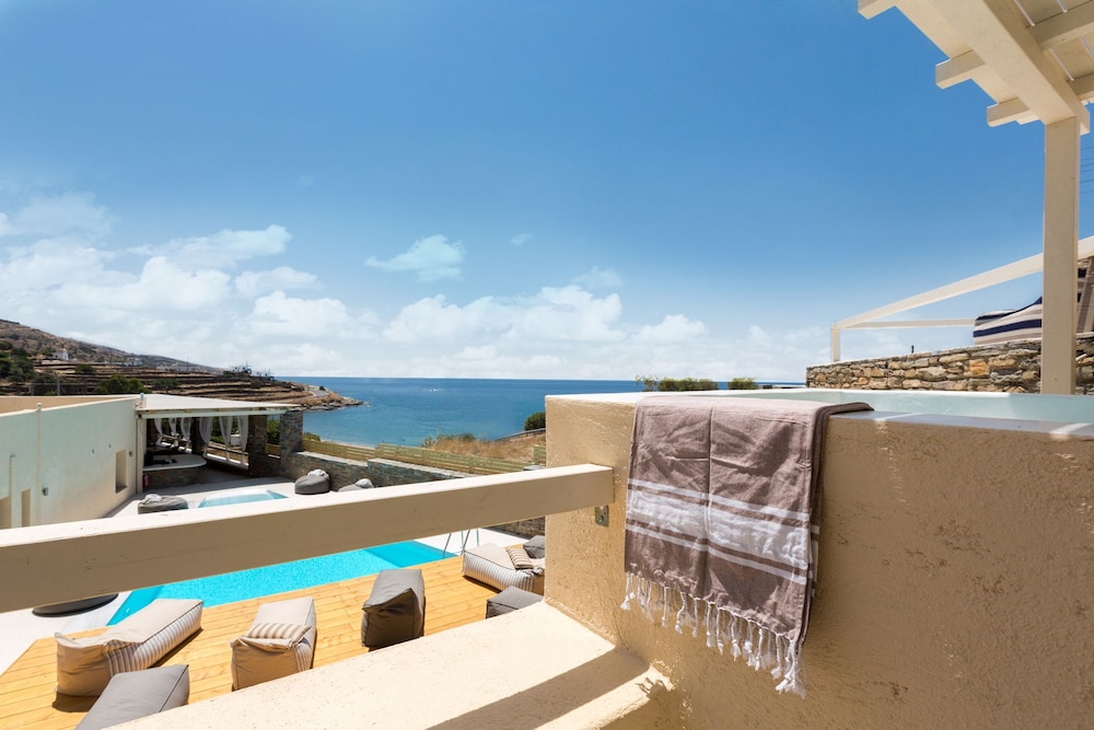 Superior Room with side sea view and mini plunge pool, up to 4 persons photo 3