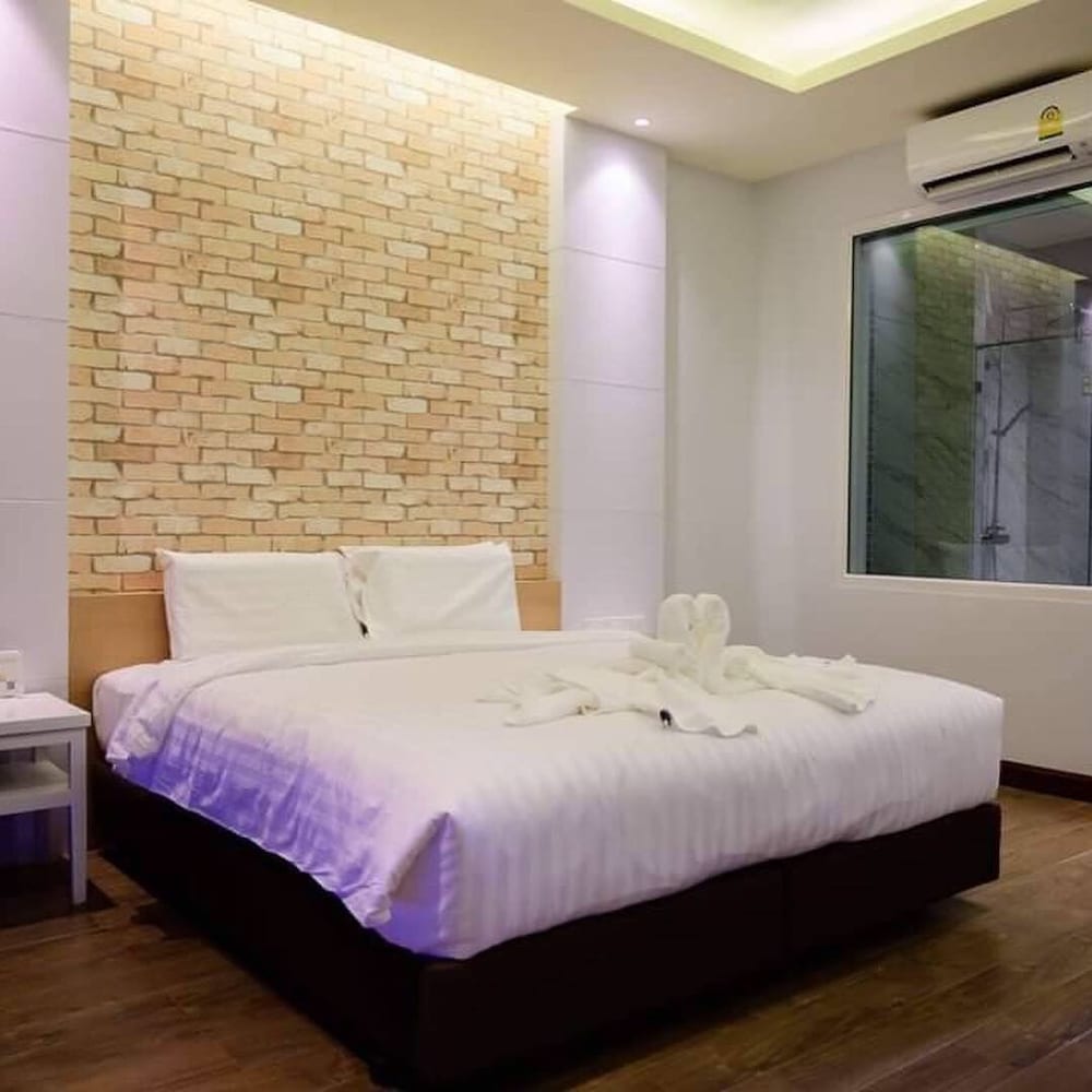 Deluxe King Room - Photo 7