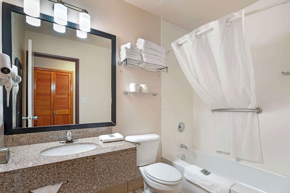 Standard Room, 2 Queen Beds, Refrigerator & Microwave, Pool View (2nd Floor) - Photo 4