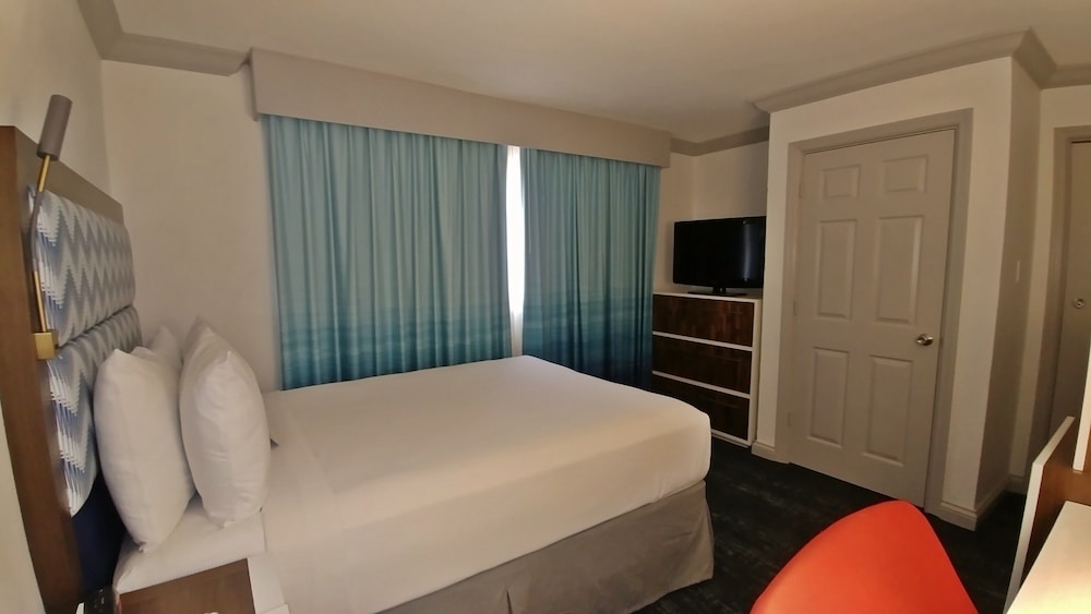 Standard Room, 1 Queen Bed - Photo 2