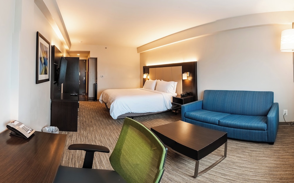 Suite, 1 King Bed - Photo 2